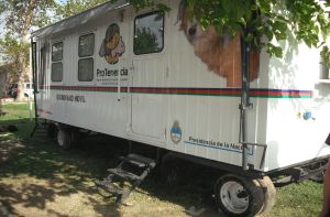Vecinos llega el quirófano móvil para cuidar a las mascotas en el Parque de Rivadavia