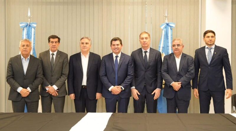 Firma de convenios con Santa Fe y Mendoza para potenciarla industria y seguridad
