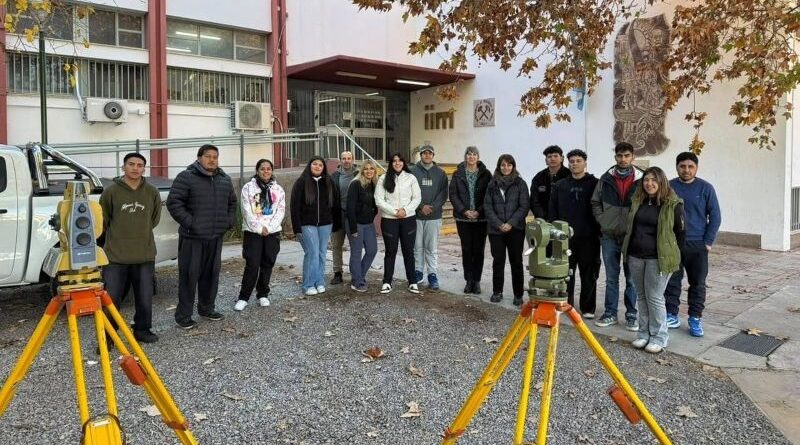 Alumnos de Iglesia de la Tecnicatura Universitaria en Operaciones de Minas en la FI de la UNSJ
