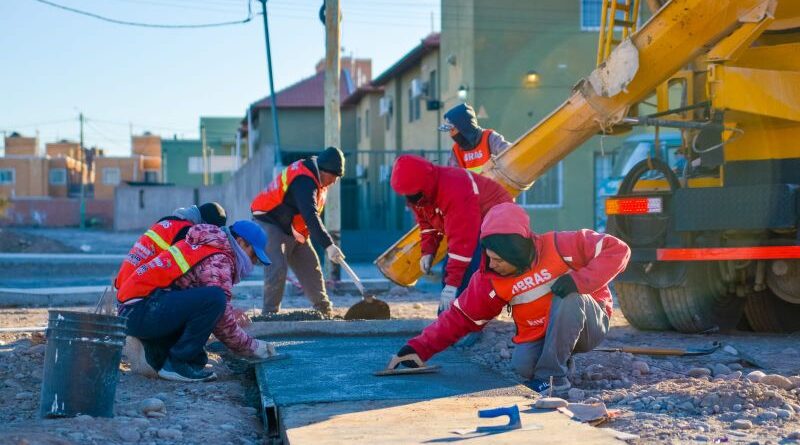 Continúa la construcción de cuatro plazas en el Barrio Del Bono Green en el Departamento Rivadavia