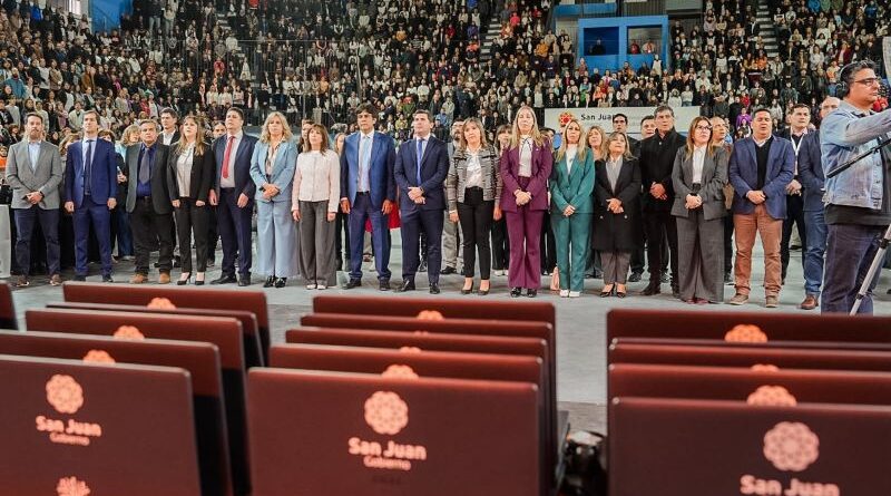 El programa de San Juan “Maestro de América, Cultivando el futuro” entregó computadoras a 3000 docentes