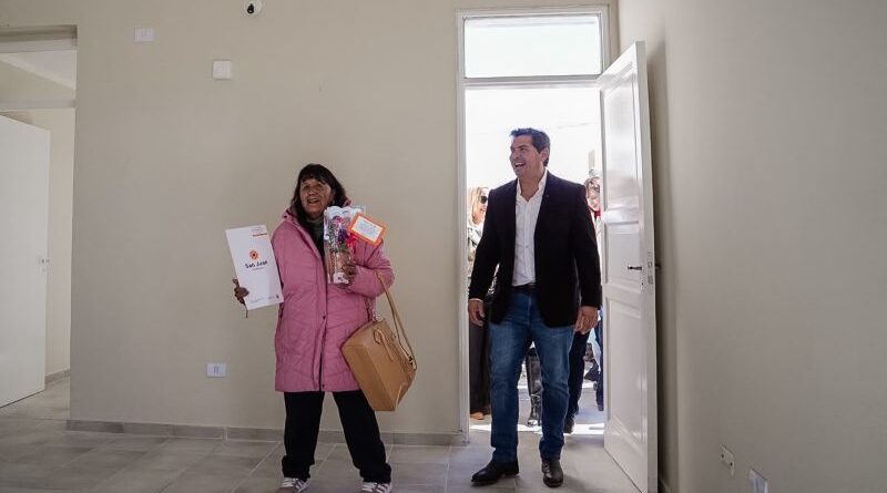 Se entregaron viviendas para las familias y computadoras para los alumnos del Departamento Jáchal de San Juan