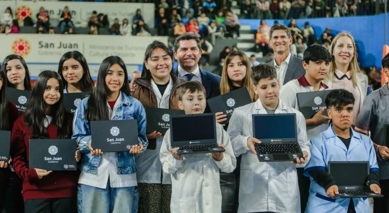 El programa provincial “Maestro de América, Cultivando el Futuro” llegó a 12.914 alumnos con netbook en San Juan